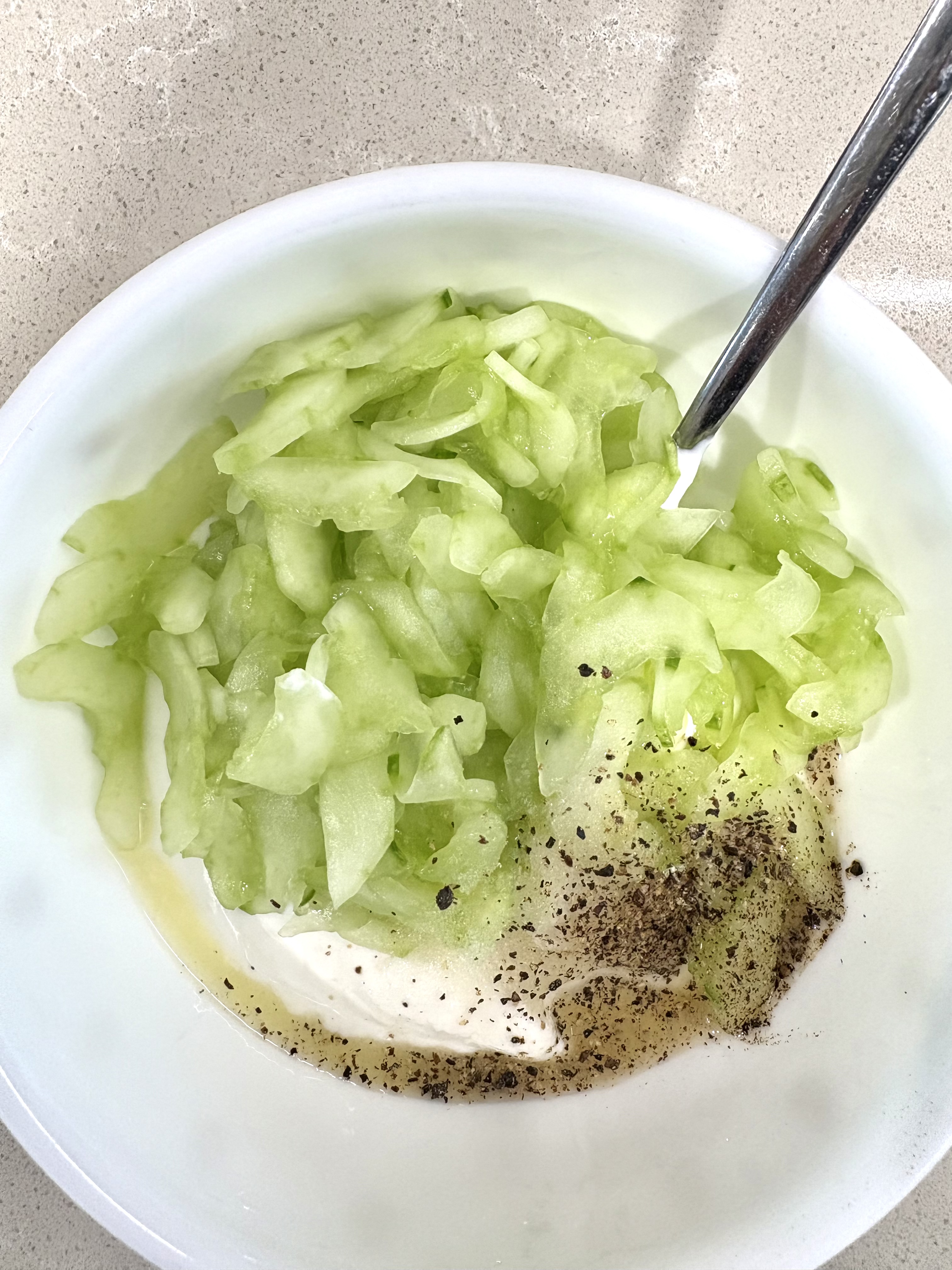 오이와 소스 버무리기