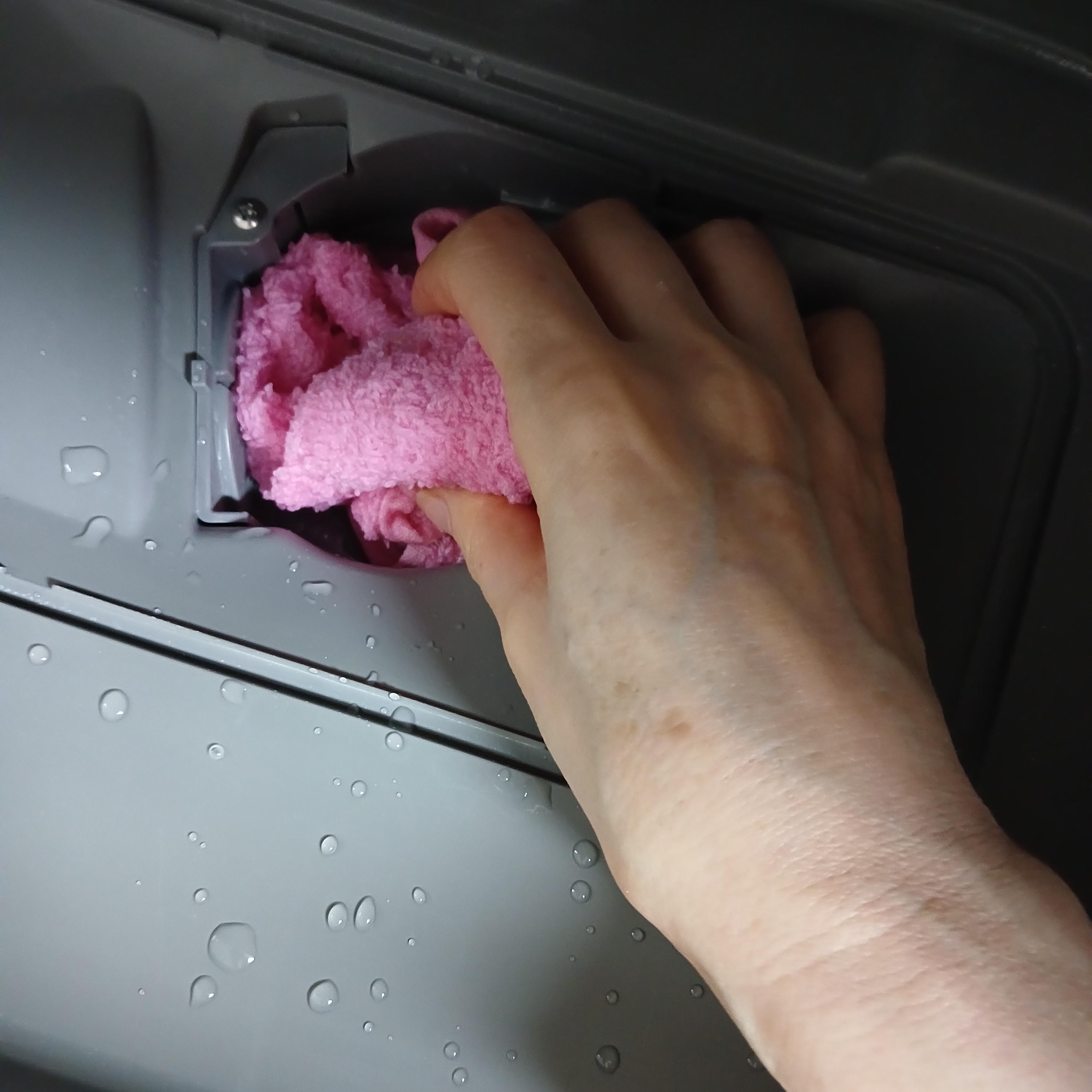 식기세척기 필터 하단 집수조 잔류수 제거 및 행주 건조 방법