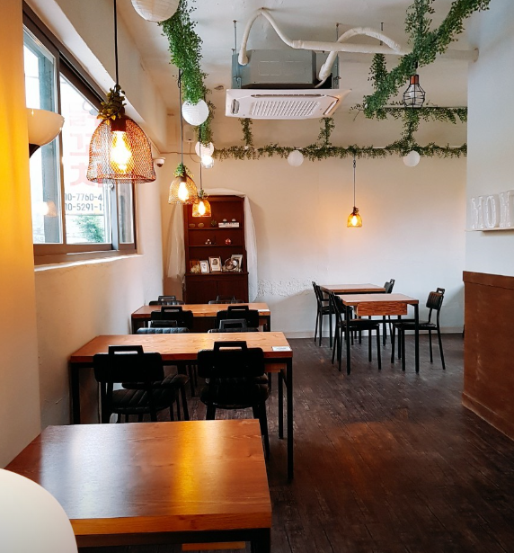 모모네이층집 식당