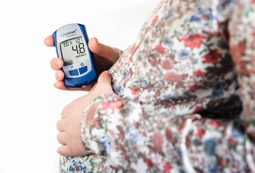 당뇨 환자가 혈당 수치를 보고 있는 모습