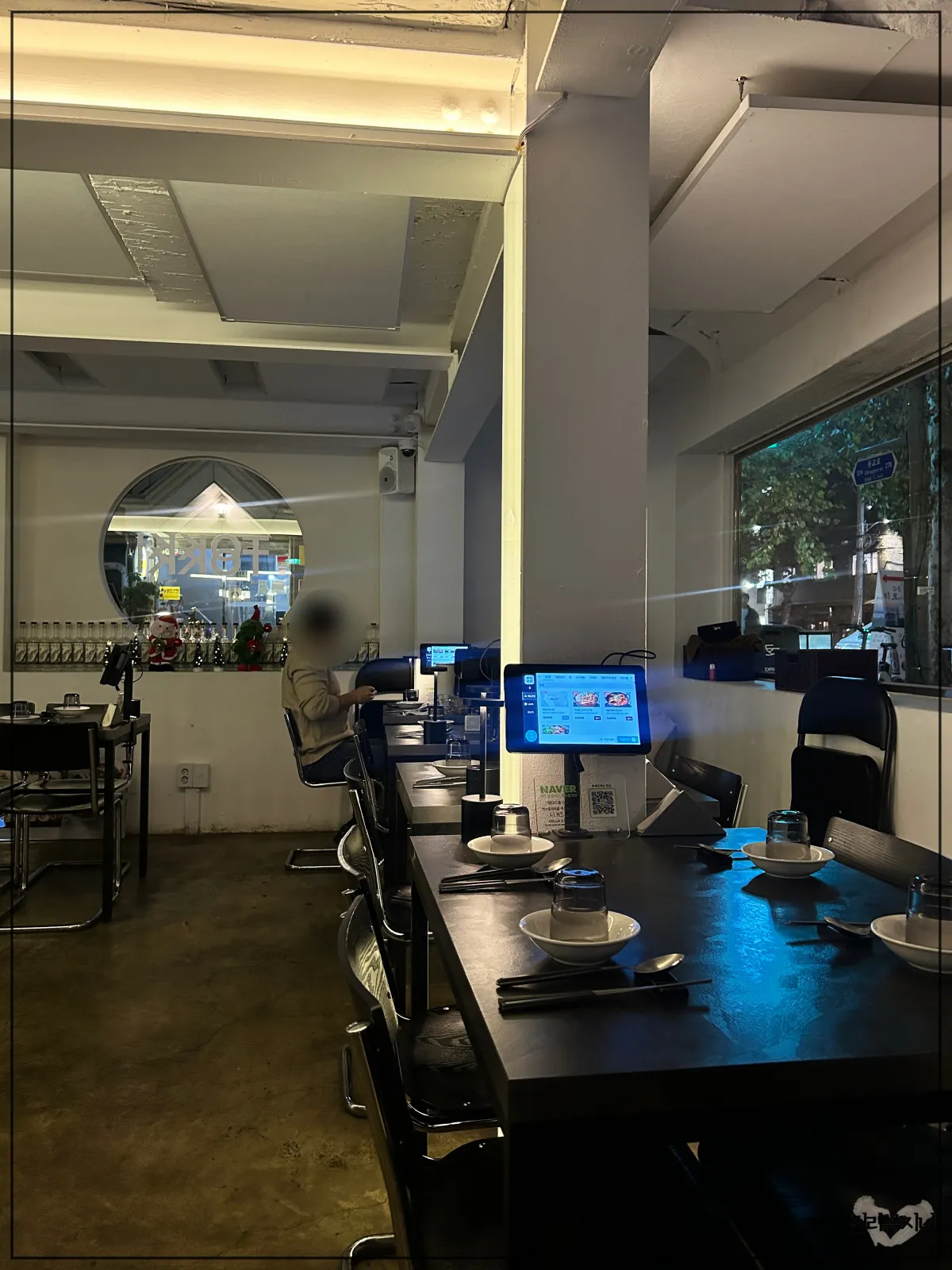 연남동-술집-토끼다이닝-내부-4인석이-나란히-3개-배치되어-있는-사진