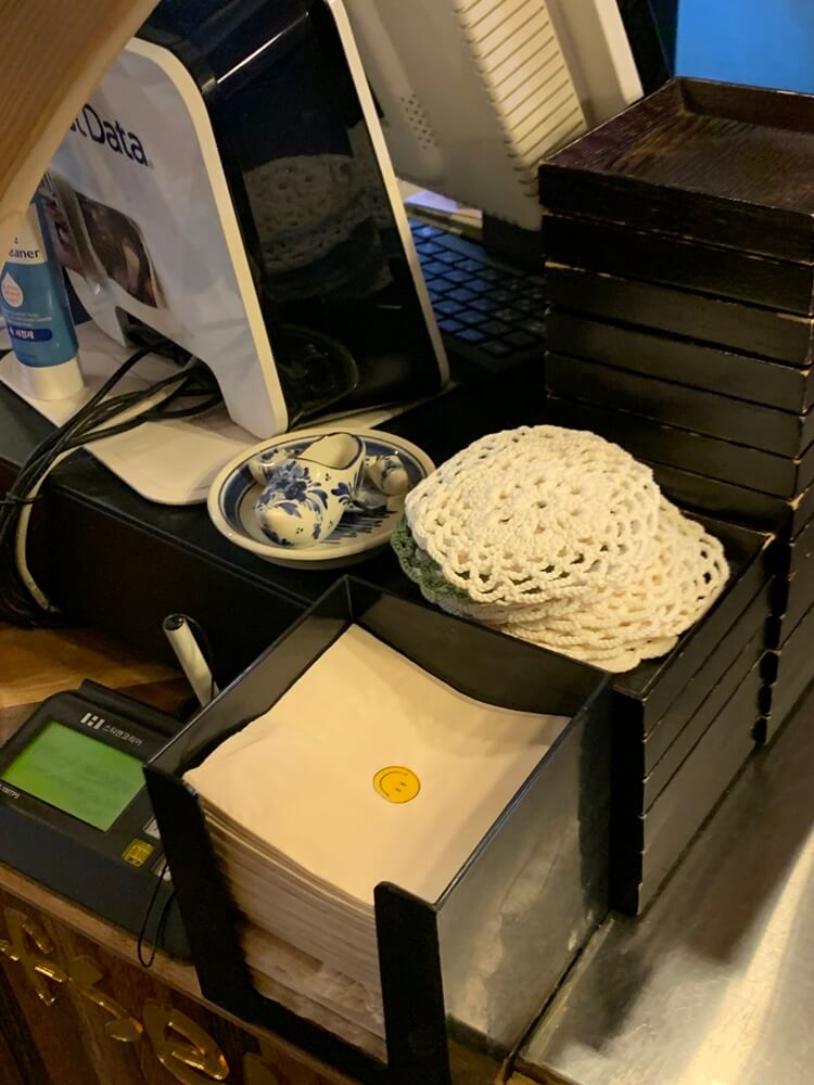 계산대 쪽에 있는 냅킨과 컵 받침대