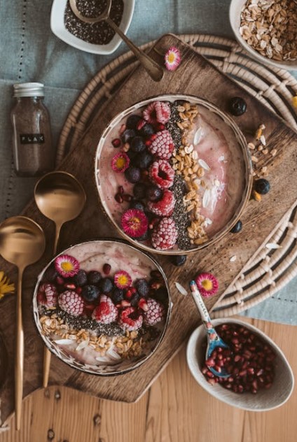 베리, 그래놀라, 치아시드로 구성된 웰빙 식단으로 2025년 건강 간식 트렌드를 반영한 이미지입니다.