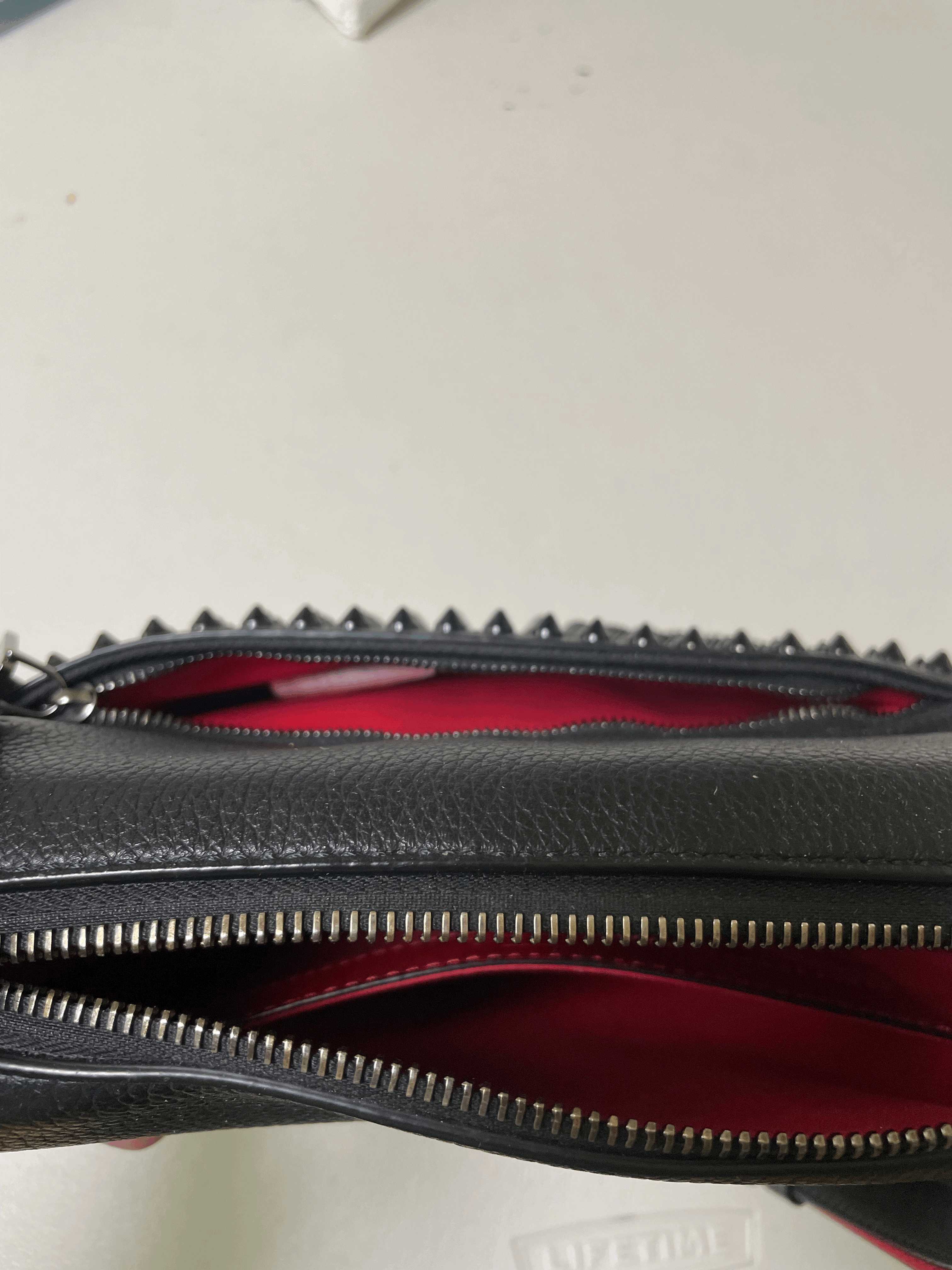 크리스찬루부탱 메신저 가방 수납 공간