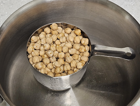 병아리콩이 계량컵에 담긴 모습. 계량컵 한 컵을 꽉 채운 병아리콩.