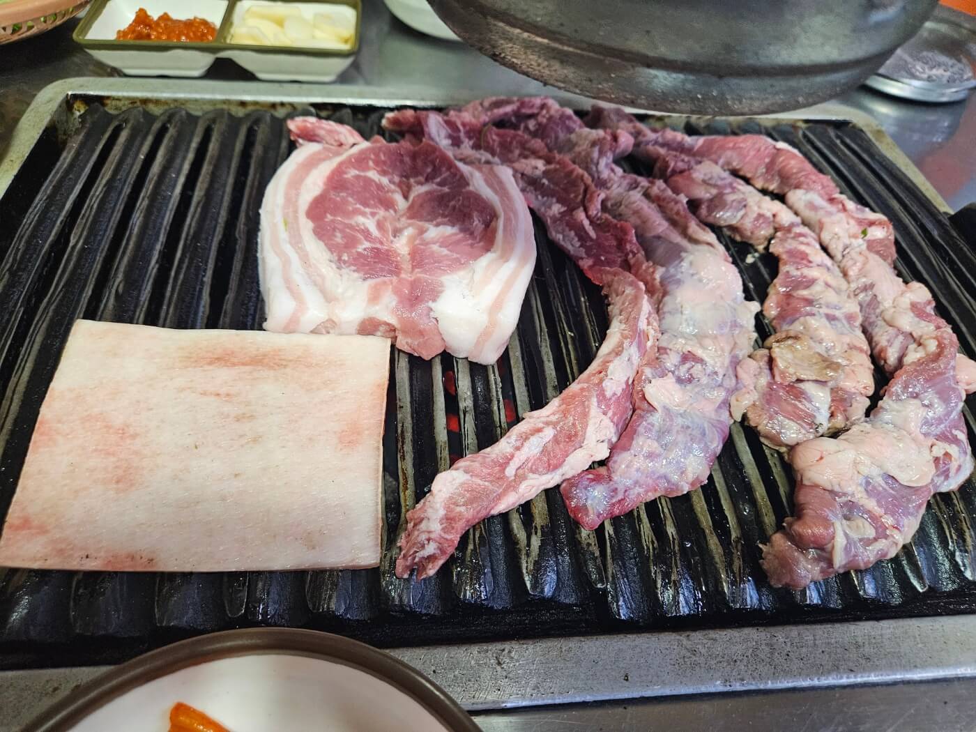 연탄불 석쇠판 고기 굽기