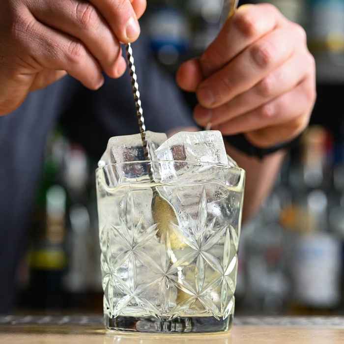 믹싱 글라스에서 차갑게 스티어링하여 제조되는 밤부 칵테일