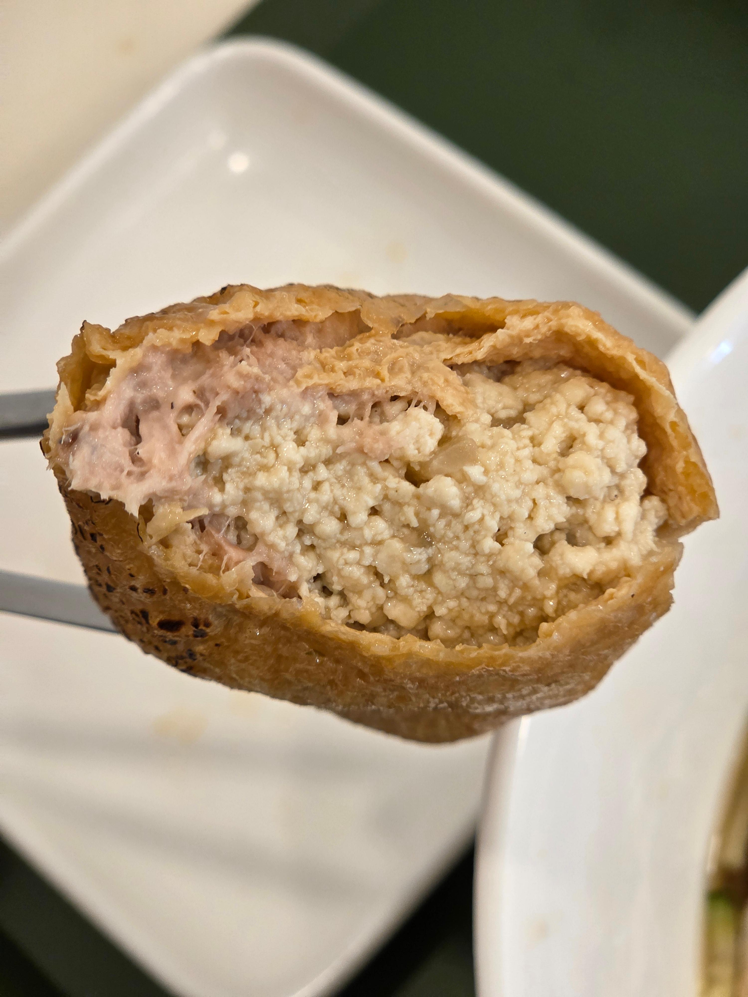 유부 안에 흰색 두부와 참치 속재료가 가득 들어 있음