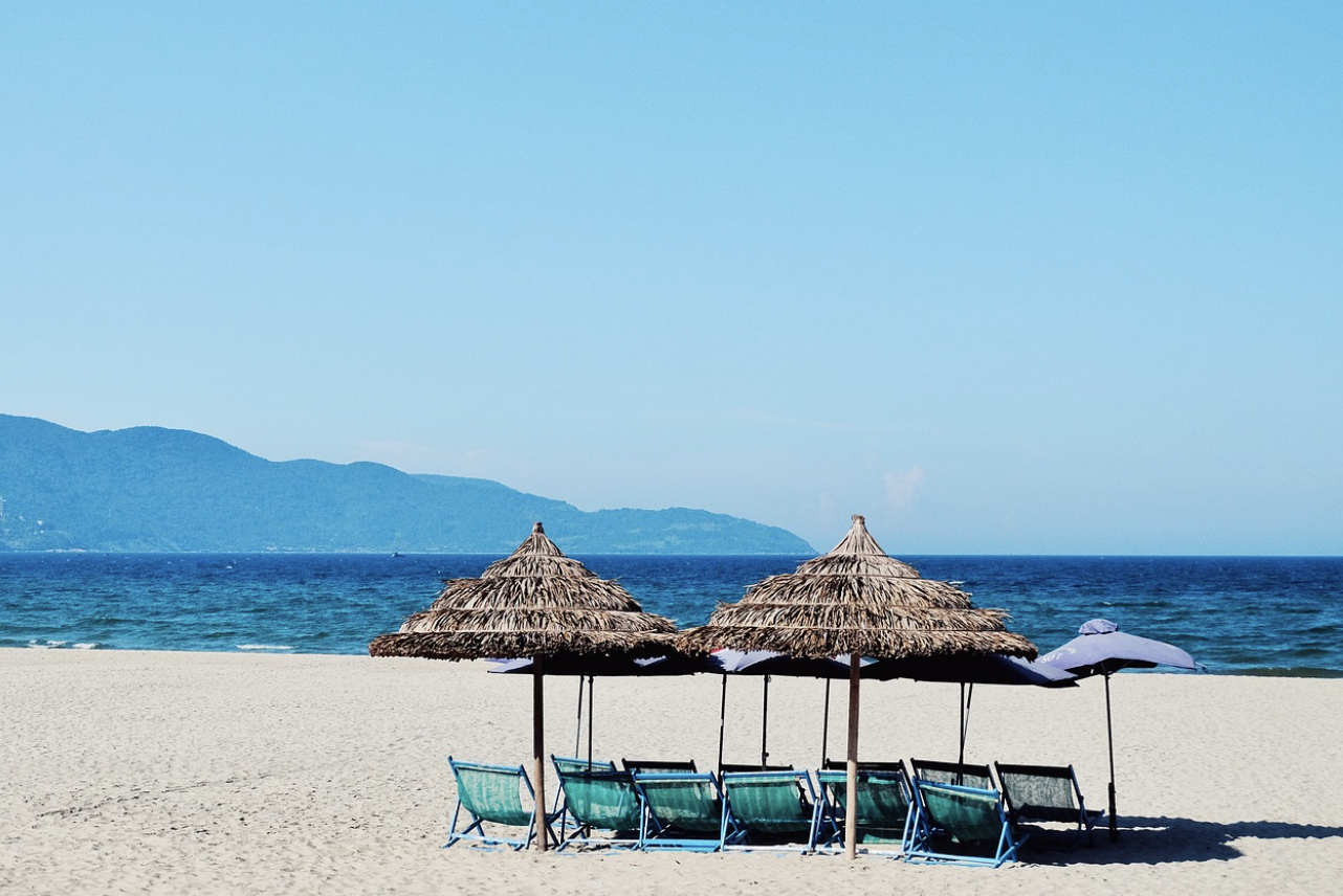 해변 위에 있는 파라솔 2개