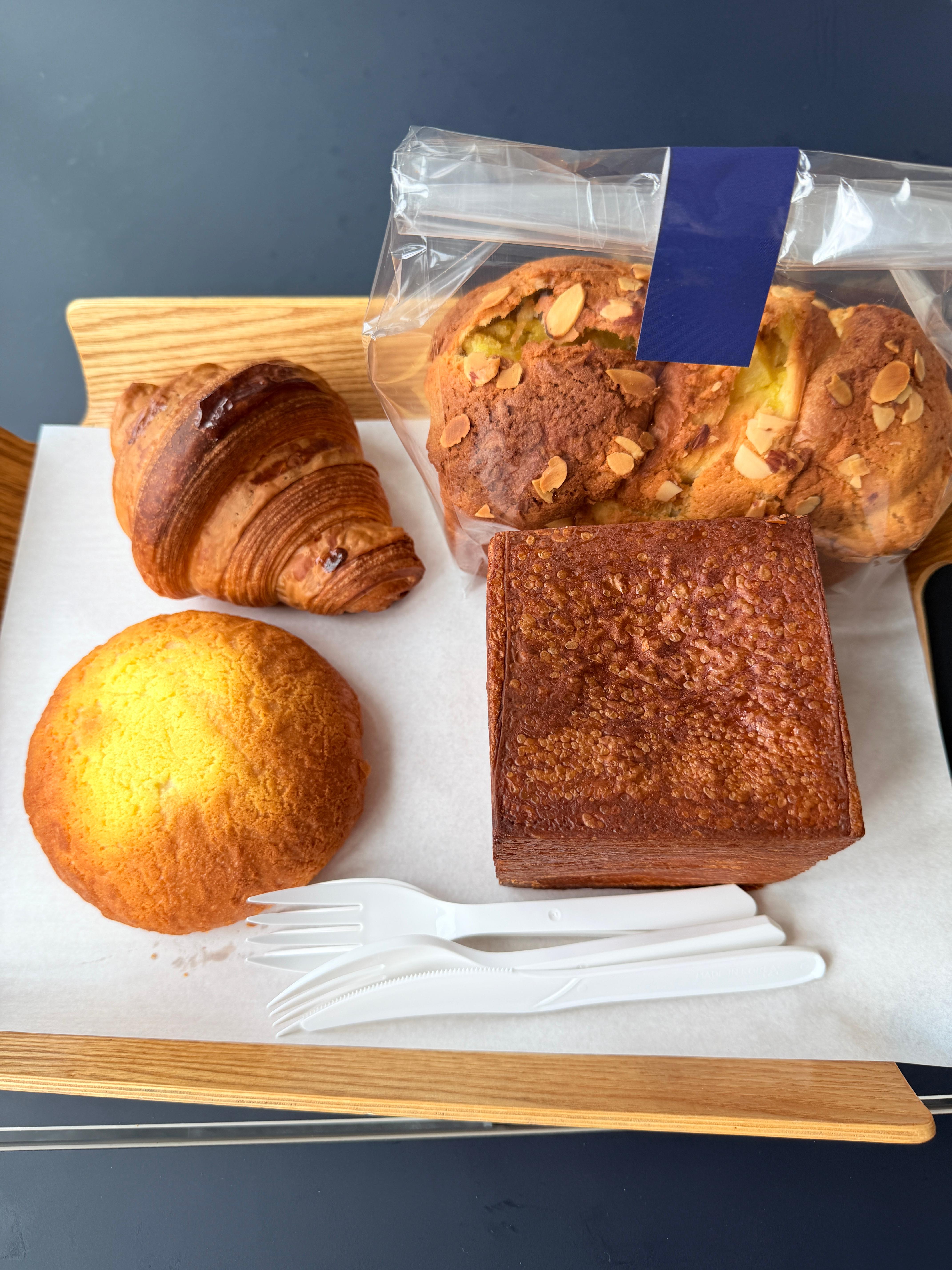 파크프리베에서 주문한 고구마식빵, 크루아상, 콘번, 티슈브레드 빵 사진
