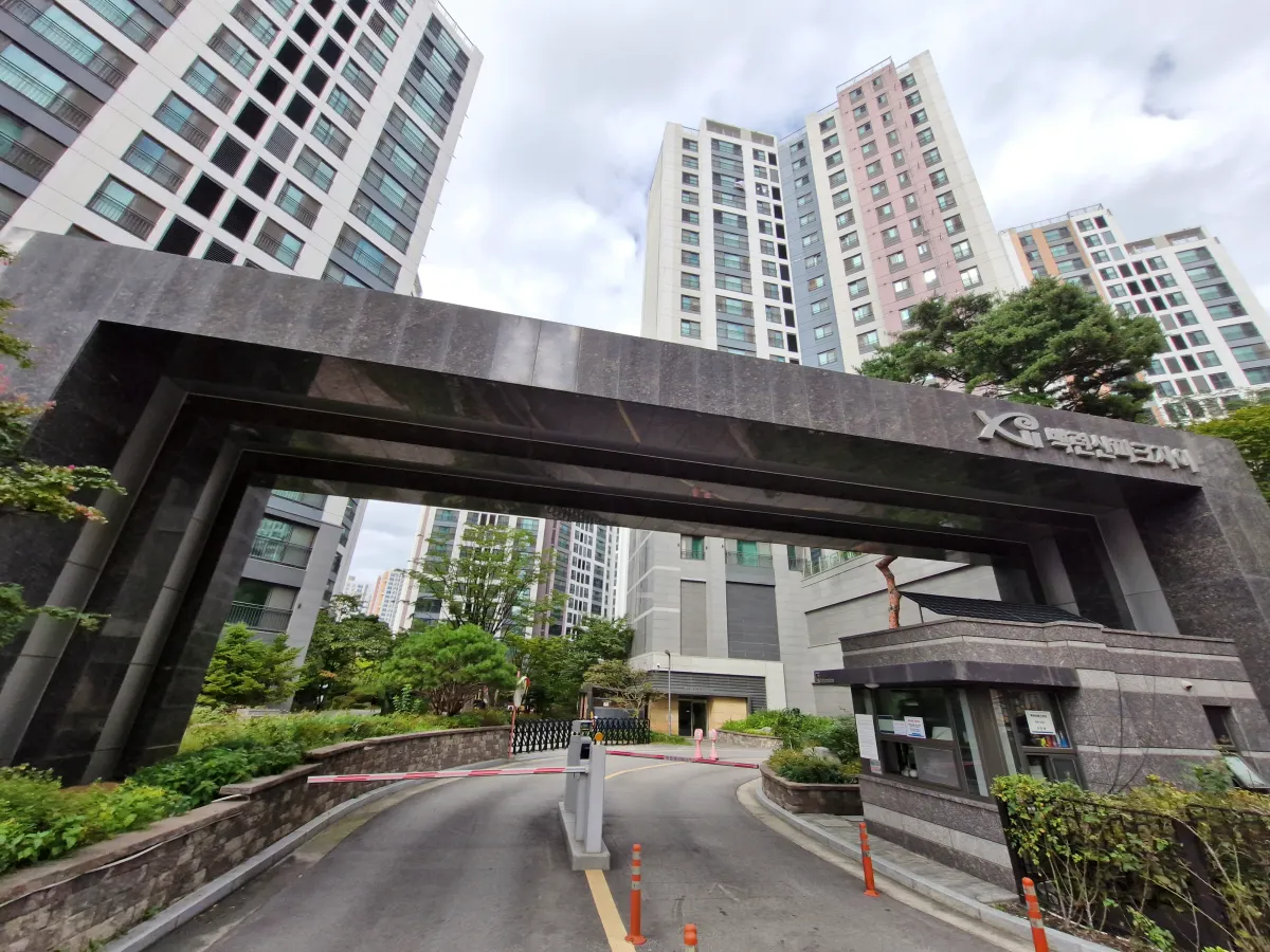 멋진-문주가-설치되어-있는-백련산파크자이