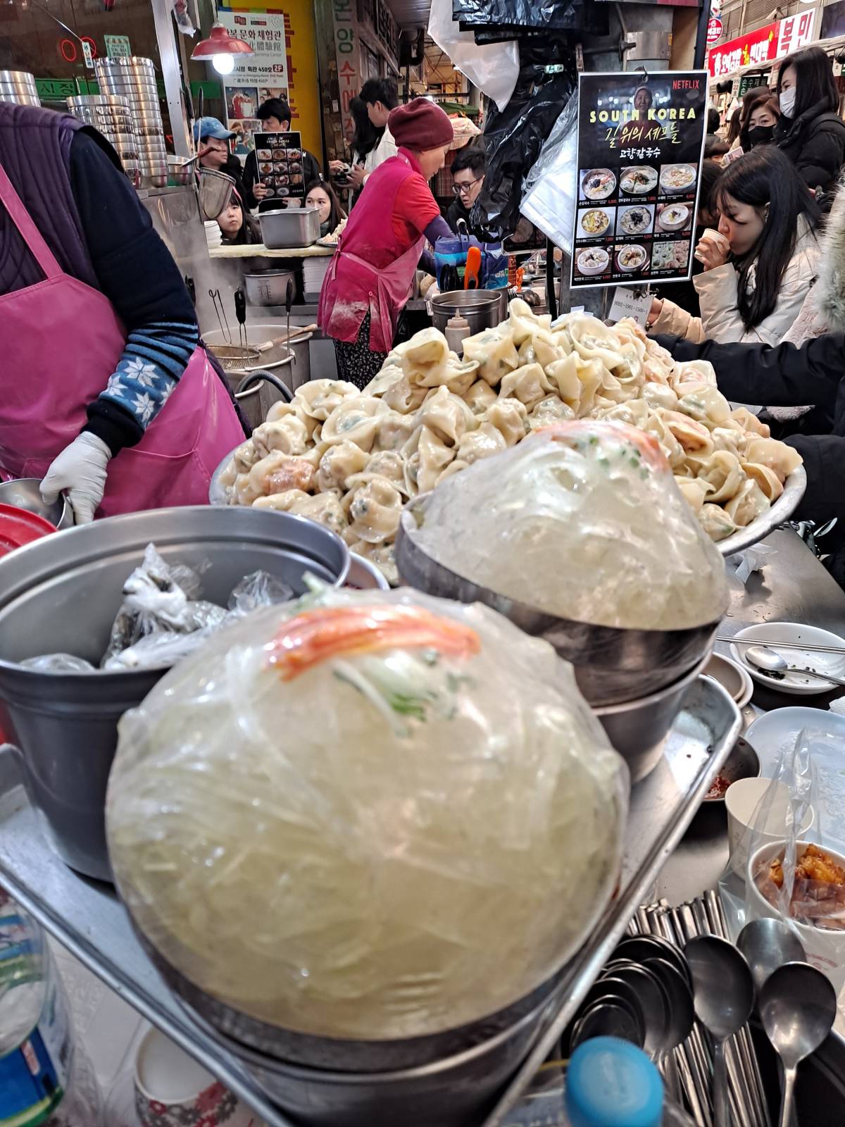 수북히 쌓인 만두와 우무