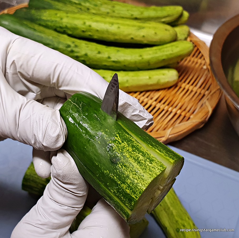 오이 소박이에 들어갈 적당히 자른 오이에 열십자 모양으로 칼집을 내는 사진