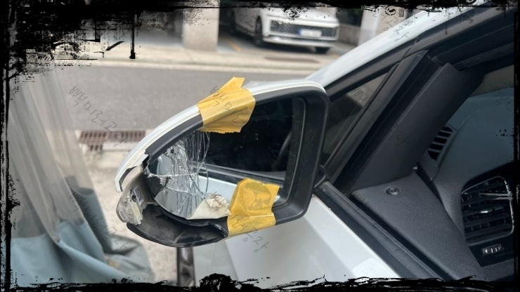 골프7세대 운전석 사이드미러 거울 속커버(거울을 감싸고 있는 검정색 테두리) 깜박이 파손