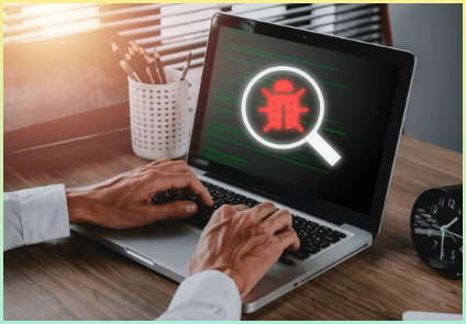 소프트웨어 개발 및 디버깅 개념, 화면에 버그 소프트웨어 아이콘이 있는 랩톱 컴퓨터를 직접 사용, 소프트웨어 보안, 컴퓨터 버그, 오류 또는 소프트웨어 오류