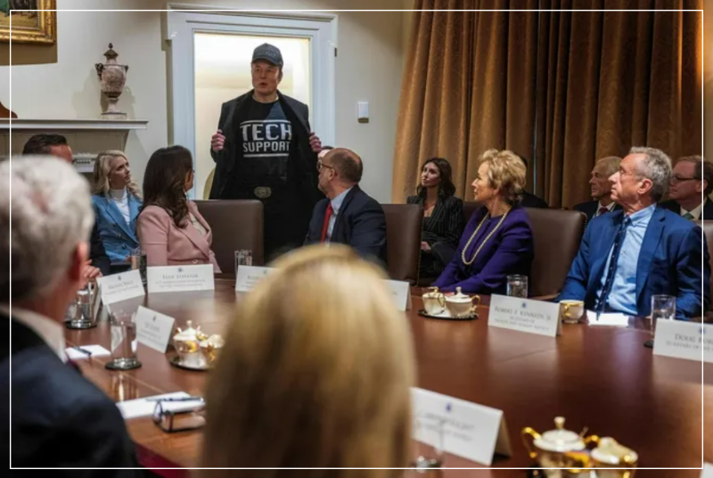 미 정부효율부(DOGE)를 이끄는 일론 머스크 테슬라 최고경영자(CEO)가 26일(현지시간) 백악관 회의실에서 열린 도널드 트럼프 대통령 집권 2기 첫 각료회의에서 발언 기회를 얻어 말하고 있다. AFP연합뉴스