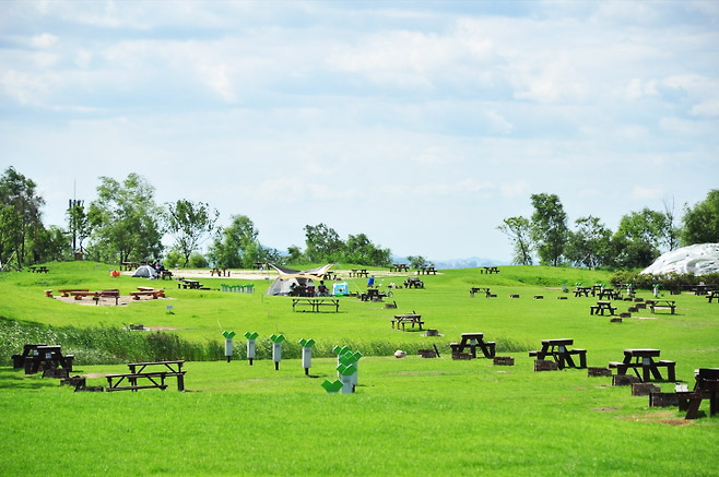 서울 노을캠핑장. 서울 마포구 하늘공원로 108-1 (상암동)