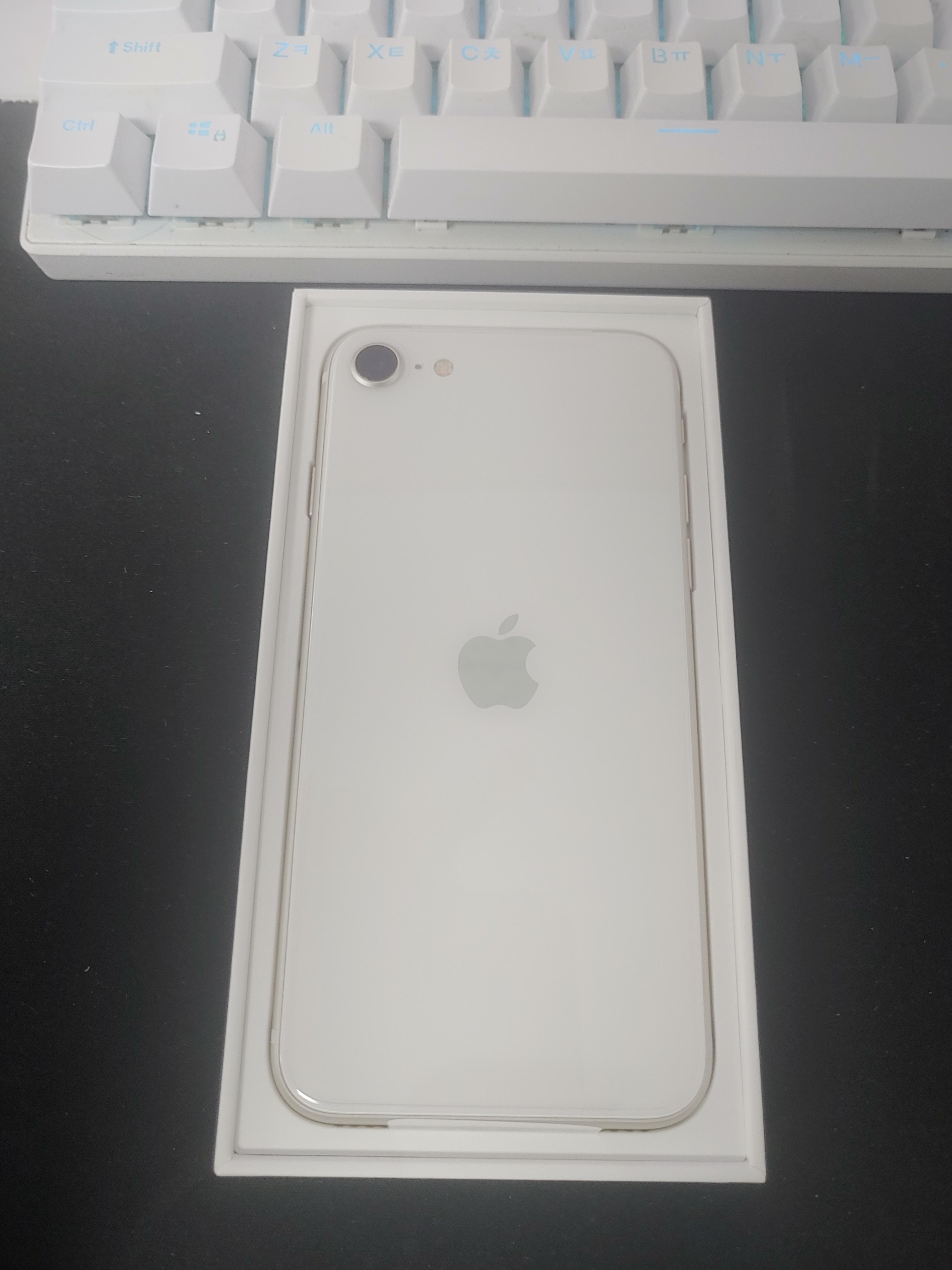 아이폰 SE 3 스타라이트