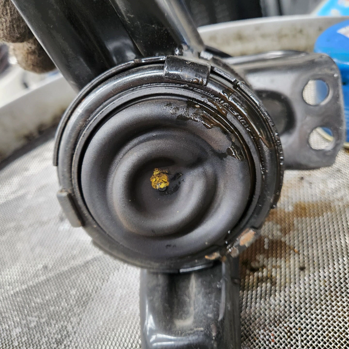 노후되어 찢어진 카니발 유압식 엔진 미미, 엔진 마운트