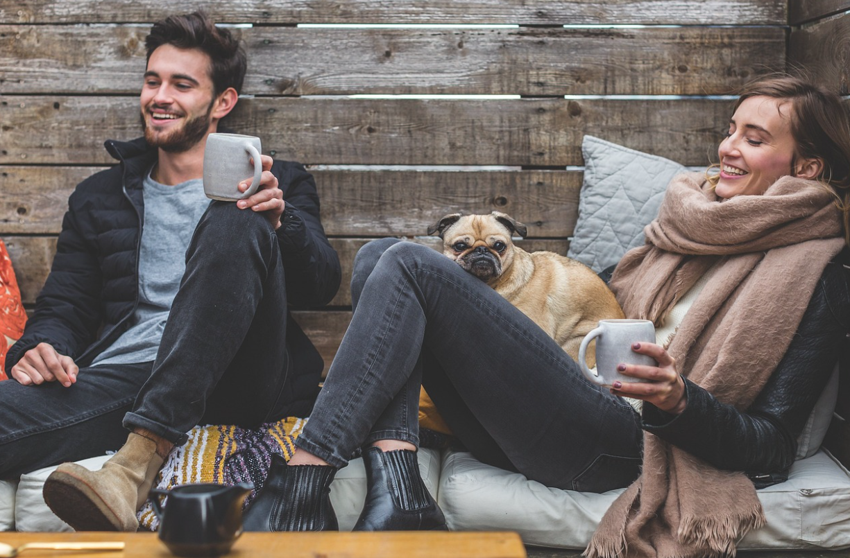 즐겁게 웃고 있는 커플