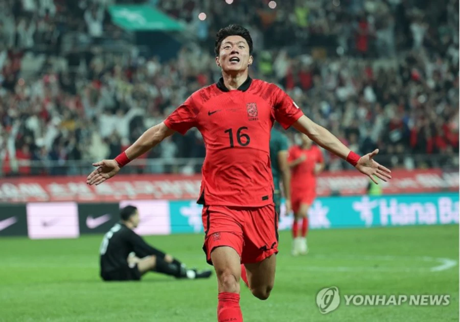 황의조가 골을 넣고 기뻐하는 모습