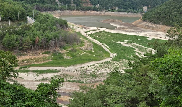 가뭄으로 말라가고 있는 강원 강릉시 오봉저수지의 모습입니다. / 이미지 출처 - 연합뉴스