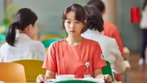 한 병원 식당에 식판을 들고 앉아 있는 여주인공이 등장하는 드라마 포스터