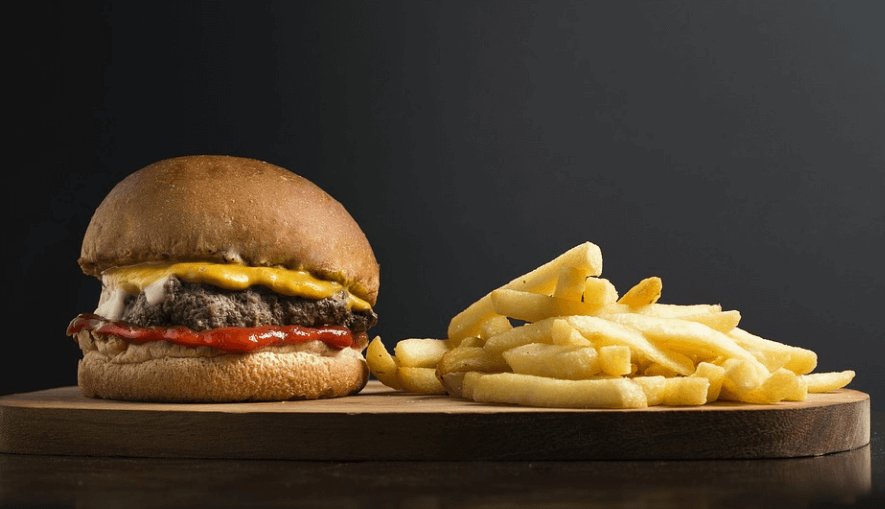 햄버거와 튀겨져 있는 감자가 놓여 있다
