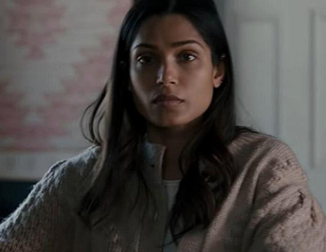 여성이 뭔가를 보는 모습