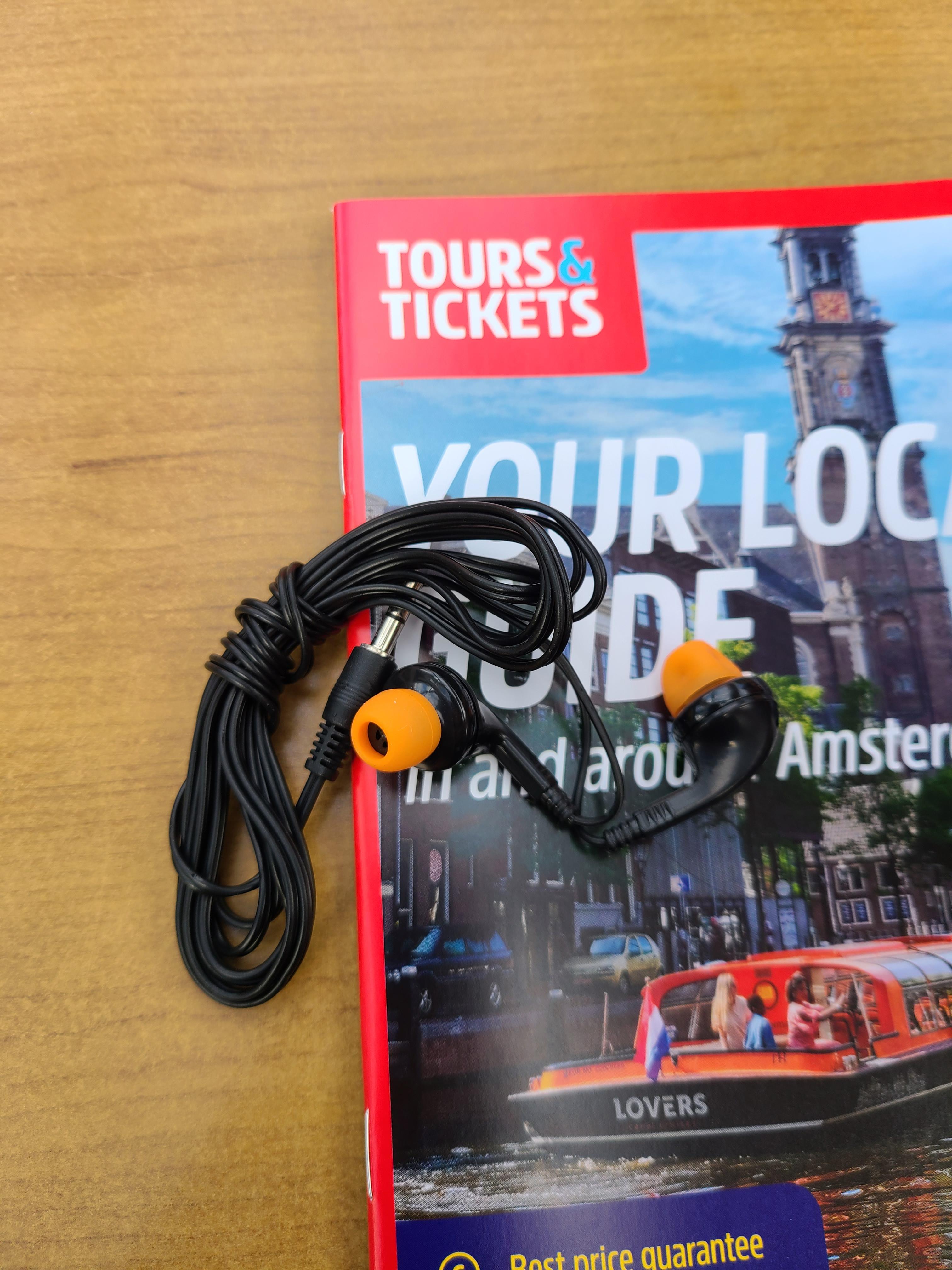 tours&tickets 책자와 이어폰이 테이블에 놓여있는 모습