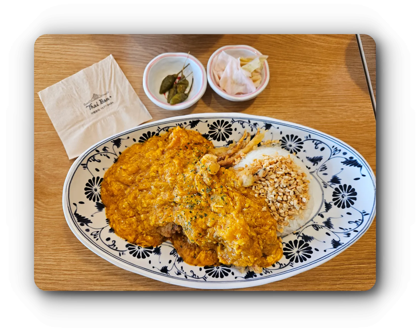 타이반쩜-대표-메뉴-푸팟뽕커리-반찬-냅킨