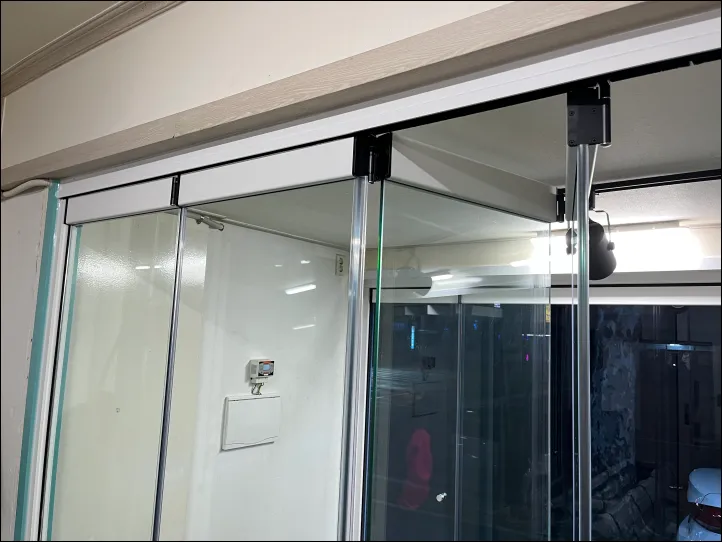 신형 글라스폴딩도어 상단부