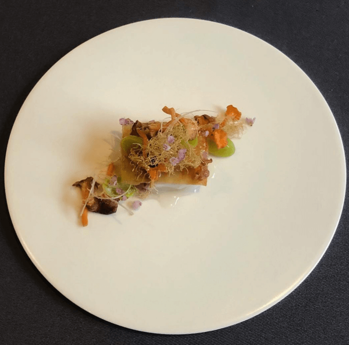 생선등을 이용한 튀김요리가 접시에 담겨있다.