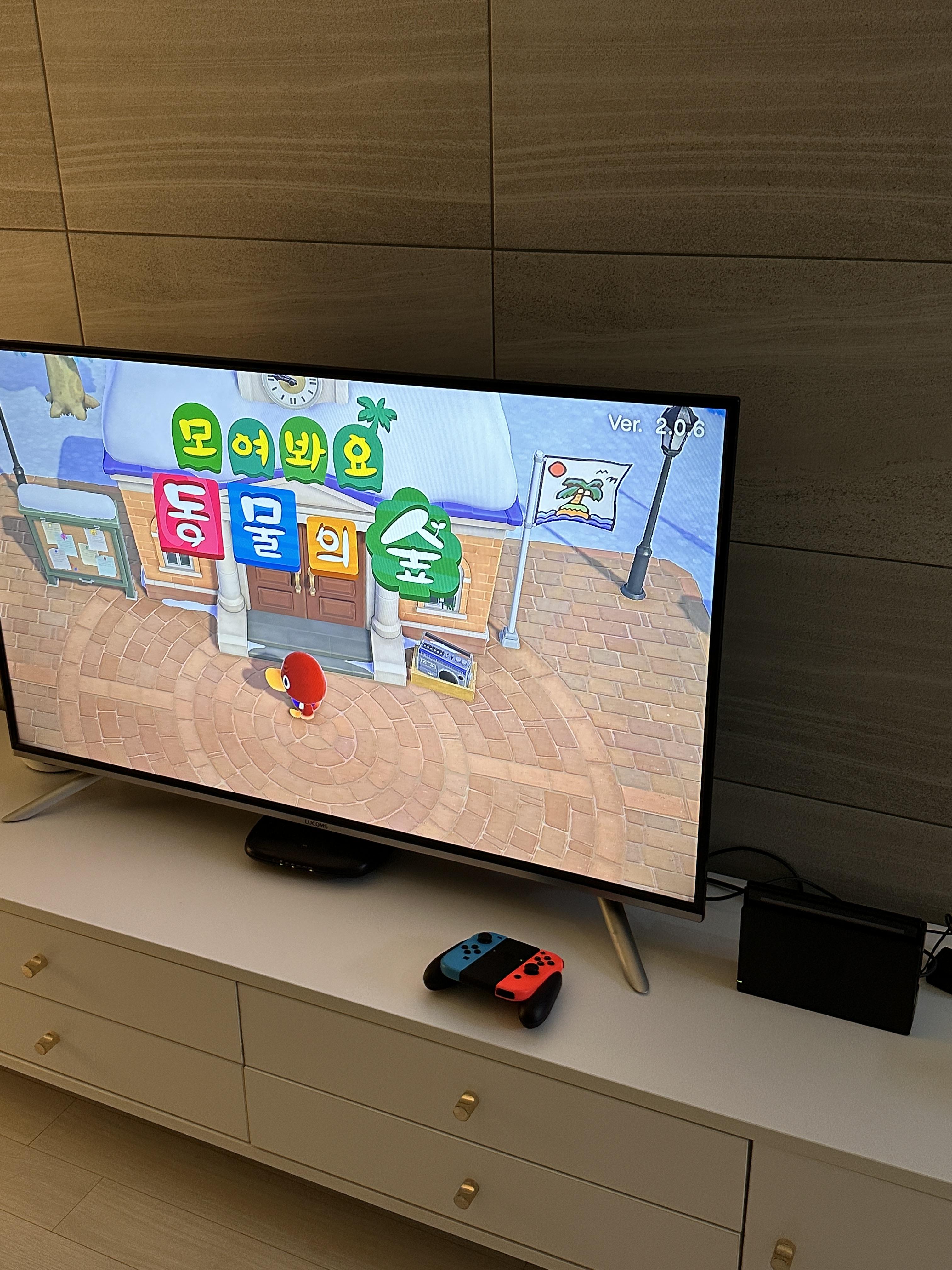 만약 닌텐도 스위치를 TV에 연결하고 싶다면 동일한 방법으로 HDMI 케이블 선을 꼽으면 된다.