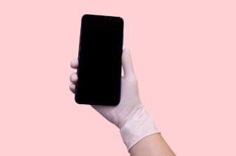 휴대폰 세척 잘못하면 액정 보호막 망가집니다