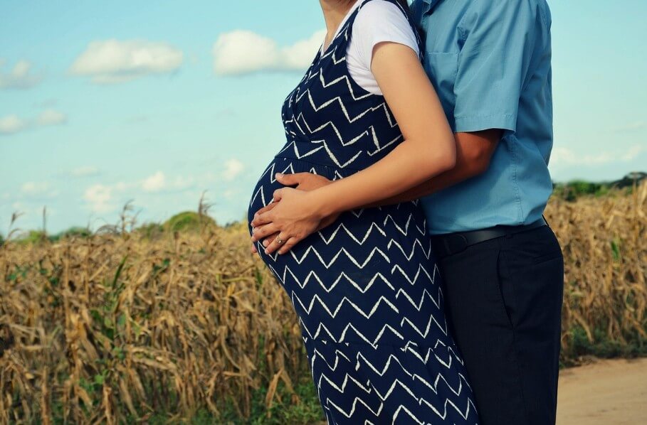임산부를 뒤에서 안고 있는 모습