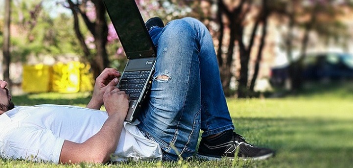 공원에 누워있는 남자