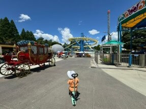 놀이공원에서-아이가-혼자-걷고있는-모습