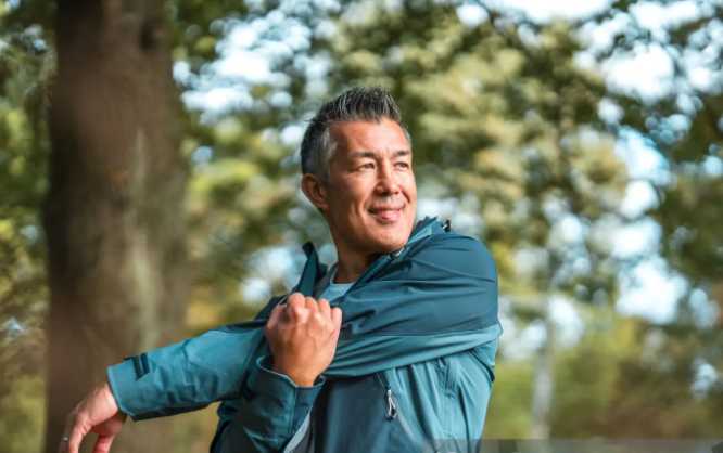 스트레칭 하는 50대 남성