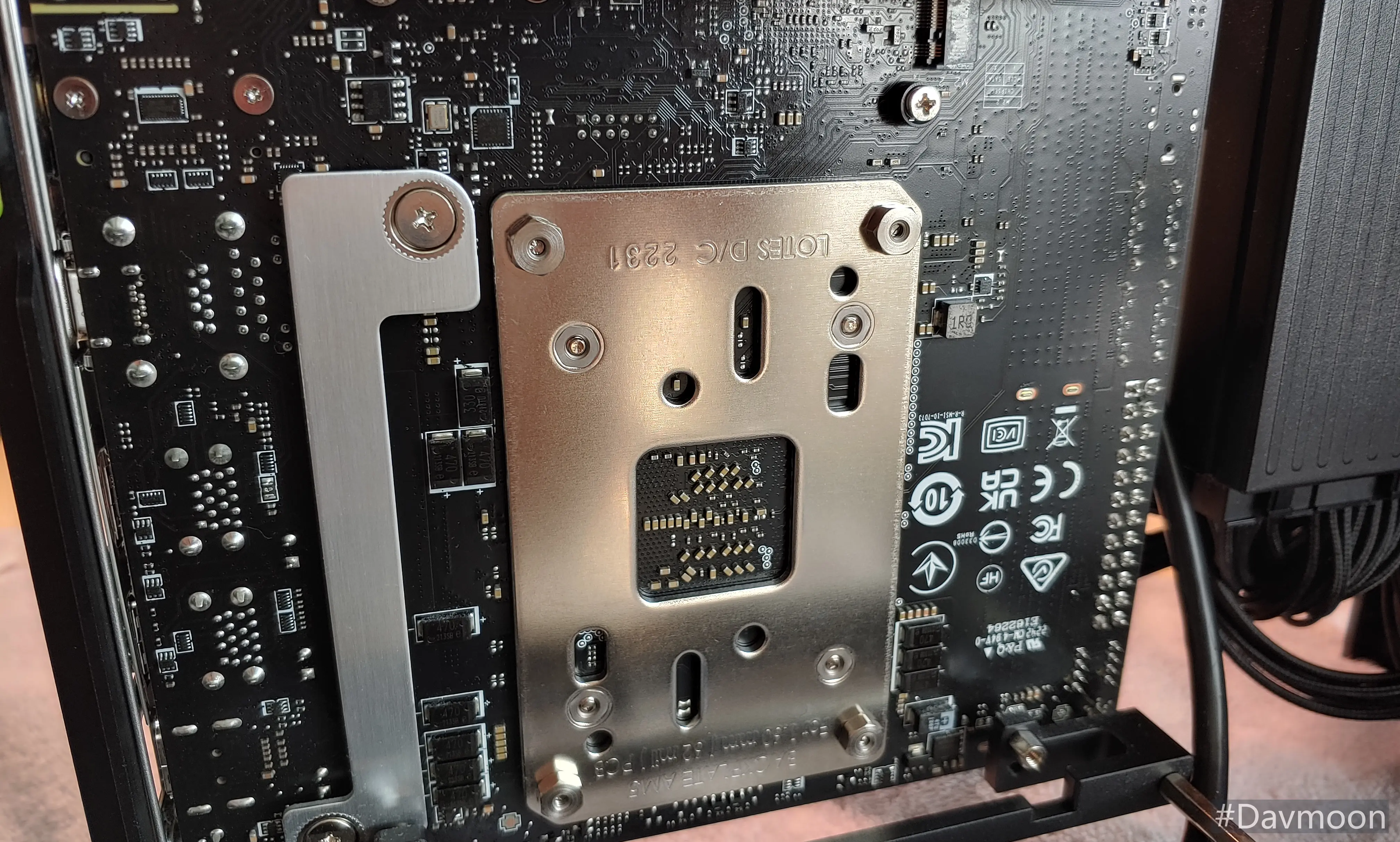 AMD AM5 기본 백플레이트 (쿨러 나사 장착 후)