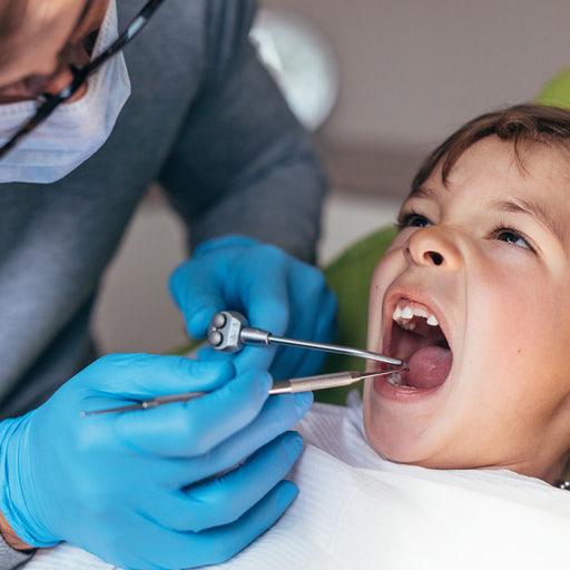 어린이가 치과치료를 받고 있는 사진