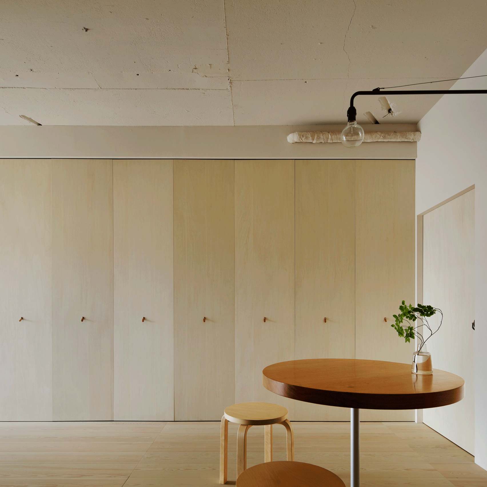 수납장을-활용하여-주방을-숨기고있다