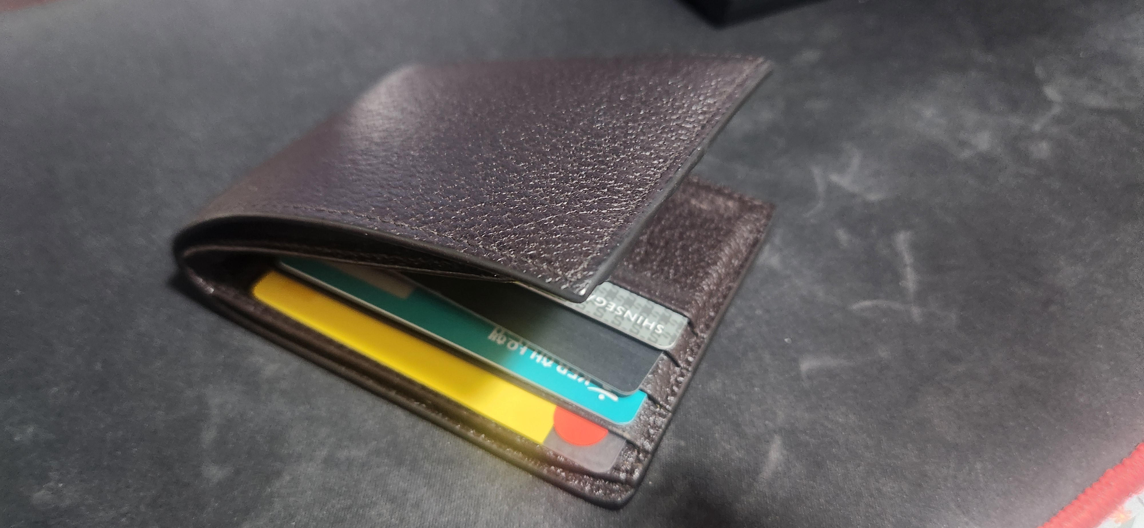 카드 신분증 명함이 가득한 지갑