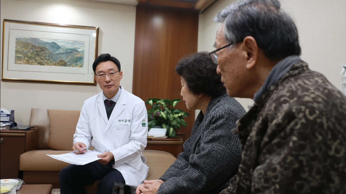 인지기능 검사 받는 노년 환자, 의사가 MMSE 검사지를 들고 설명하는 장면