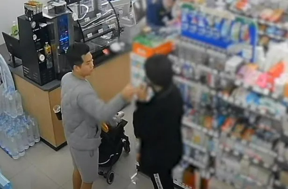 편의점에서 기프트카드를 대량 구매하는 남성을 발견한 유창욱 경사. [사진=경찰청 유튜브]