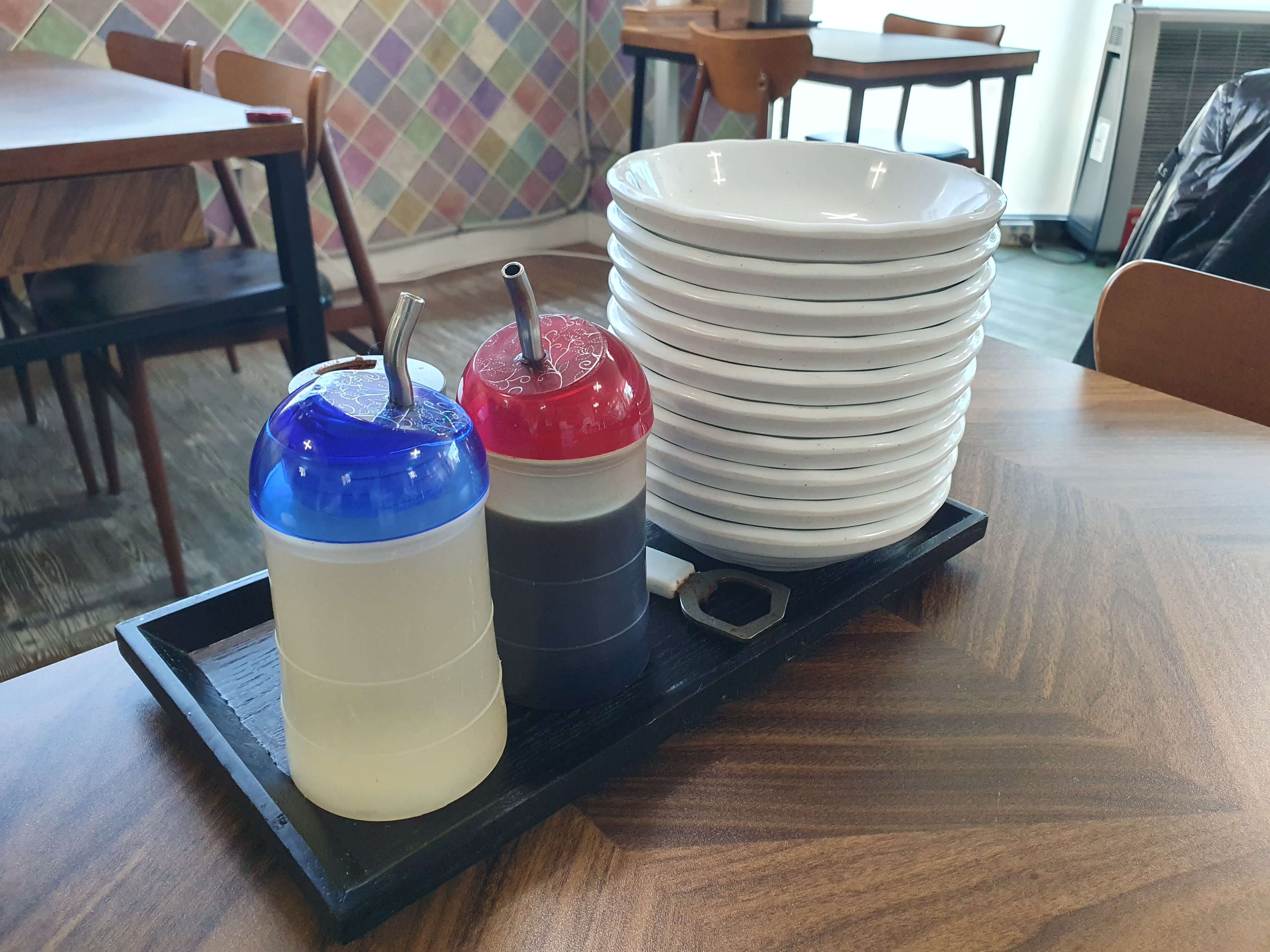 테이블 세팅 고추가루, 식초, 간장, 앞접시