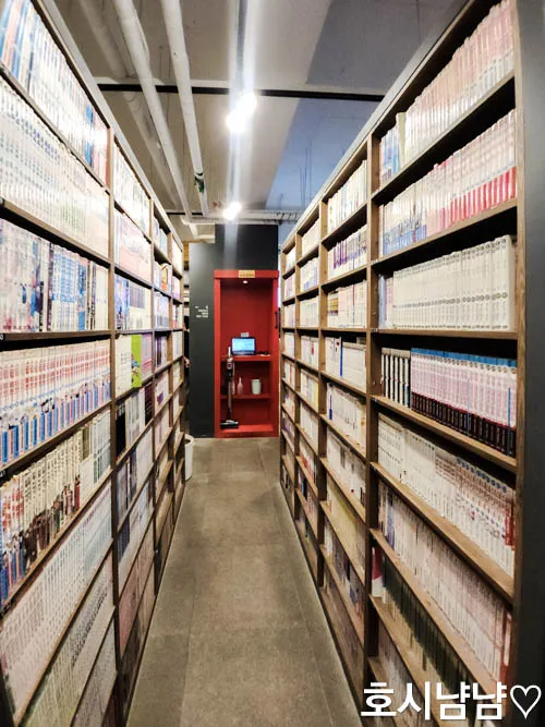 하남 만화카페 책장이 가득한 모습