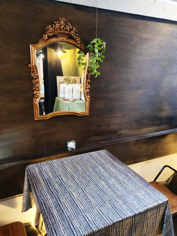 거울이-달린-벽-앞에-테이블