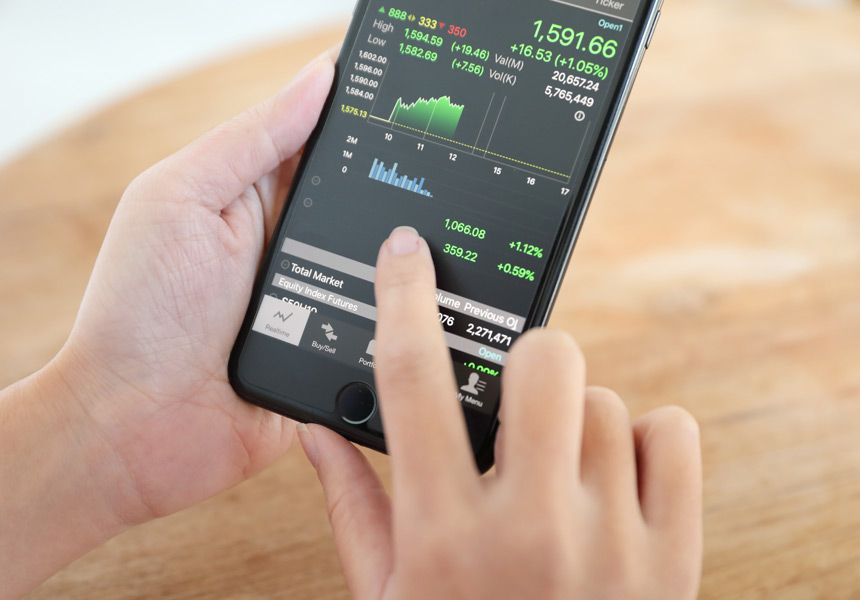 스마트폰으로 주식 차트를 확인하는 투자자 모습