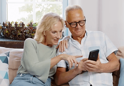 핸드폰을-보고있는-노인-부부